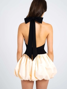 Rückenfreies Sommerkleid mit großer schwarzer Schleife und weißem Plissee-Ballonrock