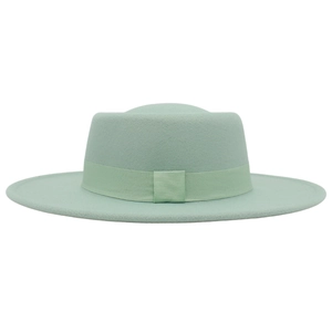 Detailansicht des mintgrünen Wollfilzhutes mit passendem Ripsband im Vintage-Stil