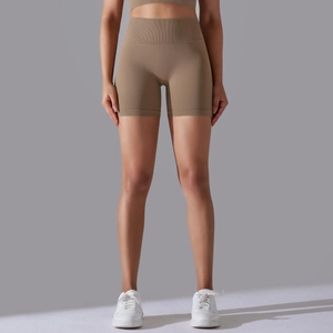 Détail de la taille haute côtelée sans couture sur le short de yoga couleur terre