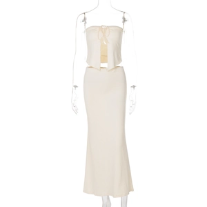 Detailansicht des cremeweißen Bandeau-Tops mit Bindedetail und schmalem, langem Maxirock