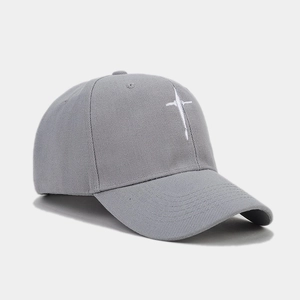 Détail de la broderie étoile blanche sur une casquette de baseball en coton gris