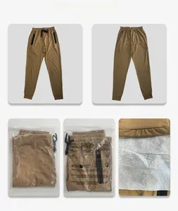 Detail der khakifarbenen Jogginghose mit Reißverschlusstaschen und S-Größe-Verpackung