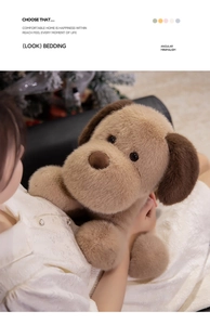 Dettaglio del peluche Golden Retriever che mostra la consistenza morbida e la scena
