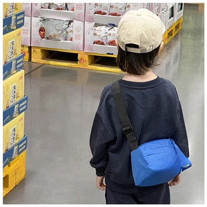 Sac bandoulière bleu pour enfants en toile avec lettres ME et sangle réglable porté par enfant