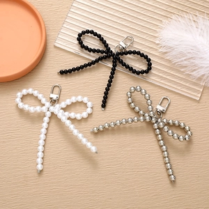 Strik sleutelhangers in zwart, wit en zilver voor telefoon of tas decoratie accessoire