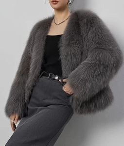 Texture détaillée de la veste en fausse fourrure grise avec un col en V élégant