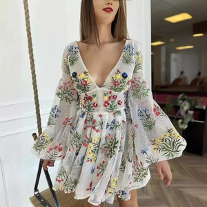 Weißes Feenkleid aus Netzstoff mit Blumenstickerei und Laternenärmeln für Partys