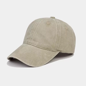 Gros plan détaillé sur casquette de baseball vintage en coton délavé kaki avec œillets