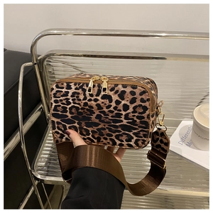 Dettaglio della borsa a tracolla leopardata con doppia zip e fibbie in metallo