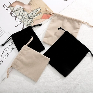 Minimalistische Samtbeutel mit Kordelzug für Schmuck in Schwarz und Beige auf Stoff