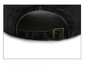 Détail de la casquette vintage en coton délavé avec boucle métallique réglable à l'arrière
