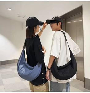 Sacs croissants modernes en nylon décontractés présentés en bleu et noir pour hommes et femmes