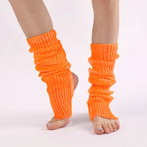 Detail von neonorangen gestrickten Beinstulpen mit Fersenloch für Yoga und Ballett