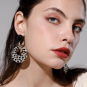 Boucles d'oreilles rétro imprimé léopard avec cercles géométriques et accents dorés chic