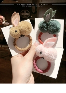 Dettaglio dei graziosi elastici per capelli a forma di coniglio in peluche colorati