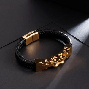 Makrofoto von schwarzem Lederarmband mit goldenen Fahrradkettengliedern und mattem Verschluss