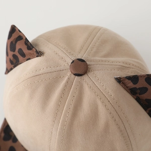 Berretto neonato kaki con orecchie leopardate e visiera morbida in cotone twill
