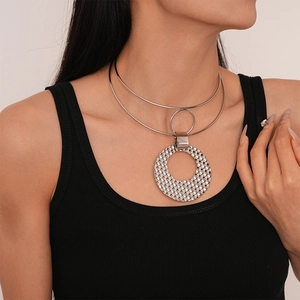 Detail van zilveren dubbellaagse choker met een geweven getextureerde holle ring hanger