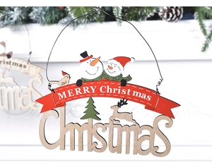 Detail eines hölzernen Merry Christmas-Anhängers mit Rentier und Schneemann auf weiß