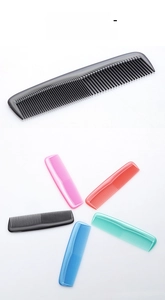 Detalle de peines de plástico portátiles con dientes finos en cinco colores vibrantes