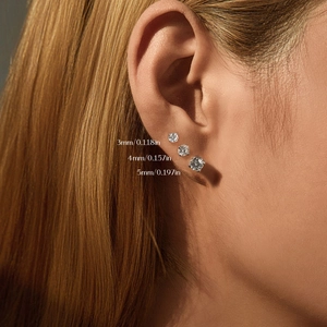 S925 Sterling Silber Moissanit Ohrstecker in 3mm, 4mm und 5mm Größen am Modell