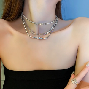 Detail einer mehrlagigen silbernen Strass-Halskette mit Tropfenanhänger für Damen