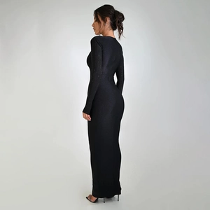 Détails de sequins scintillants et tissu noir élégant sur robe à manches longues