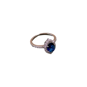 Anello regolabile in argento con grande zircone ovale blu e dettagli in cristallo