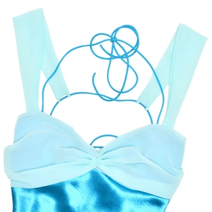 Détail de robe en satin avec buste en tulle bleu clair et bretelles croisées au dos sur blanc