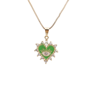 Détail du pendentif cœur en émail vert avec motif œil et pierres en zircone claires