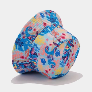 Dettaglio del cappello a secchiello tropicale con stampa a foglie blu e cuciture rinforzate