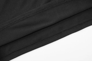 Détail de la double couture et de la texture du tissu sur ce haut en tricot noir