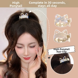 Détail de pinces à cheveux oreilles de chat avec strass et perles pour queue de cheval