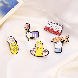 Süßes Emaille-Pin-Set Always Be Pawsitive mit Katzen und Pfoten auf weißer Seide