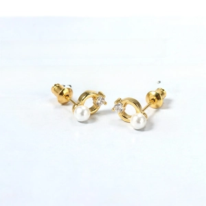 Puces d'oreilles minimalistes en C plaquées or 18k avec perle blanche et zircon brillant