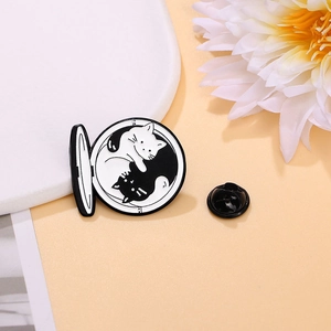 Détail du pin's chat yin-yang en émail avec fermoir en caoutchouc sur fond floral