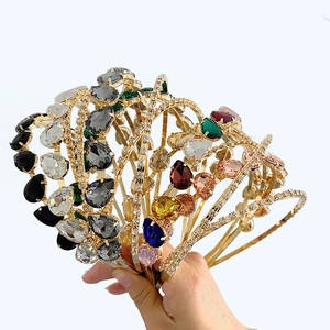 Serre-tête baroque large avec strass et cristaux colorés en forme de goutte d'eau