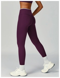 Detailansicht der dunkelvioletten High-Waist-Yogahose mit schmaler Passform und Push-up-Effekt