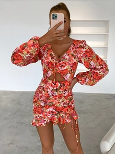 Mini robe à imprimé fleuri, manches longues et découpe à la taille en rouge et orange