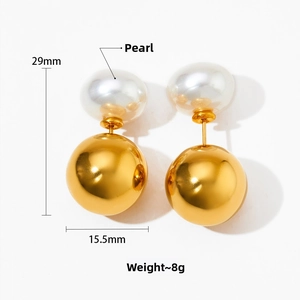 Détail de boucles d'oreilles double perle avec perle blanche et boule dorée de 15,5 mm