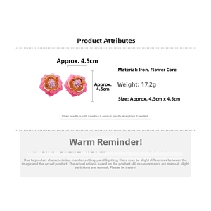 Vue détaillée de la boucle d'oreille fleur rose avec mesure 4,5 cm et matériaux