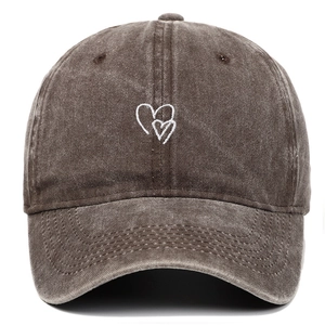 Dettaglio del ricamo a cuore su berretto da baseball in cotone lavato vintage