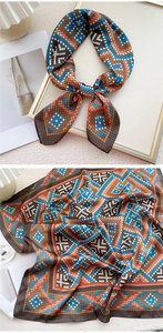 Vue détaillée d'un foulard carré en soie avec motif géométrique vintage marron et orange