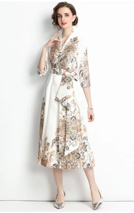 Detalle de vestido midi vintage francés con cuello en V, estampado floral y cinturón