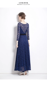 Dettaglio dell'elegante abito in pizzo blu scuro con ricami floreali e vista posteriore