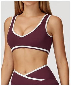 Détail d'un ensemble de sport bordeaux avec bordures blanches et taille en V