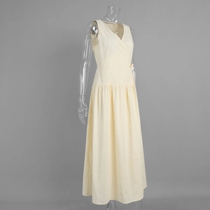 Détail de la robe longue en coton col V avec lien à la taille et texture du tissu léger