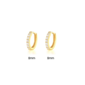 Dettaglio di orecchini a cerchio dorati da 8mm con pavé di zirconi luminosi