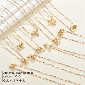 Gros plan de colliers pendentifs zodiaque en acier inoxydable plaqué or 14K, chaîne 38+5cm