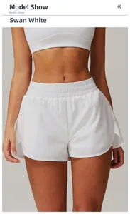 Short de sport blanc cygne avec taille haute, fentes latérales et tissu respirant